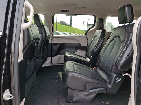 Used 2024 Chrysler Pacifica Touring-L FWD image 10