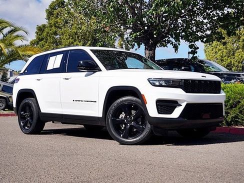 Used 2023 Jeep Grand Cherokee Altitude AWD/4WD image 2