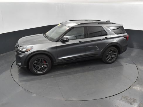 Used 2025 Ford Explorer ST-Line w/ ST-Line Street Pack AWD/4WD image 52