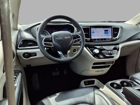 Used 2023 Chrysler Pacifica Touring-L FWD image 4