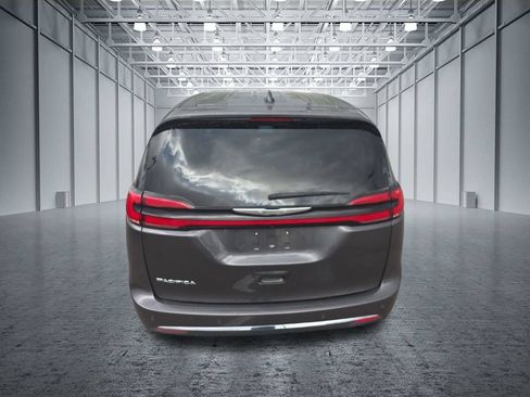 Used 2023 Chrysler Pacifica Touring-L FWD image 6
