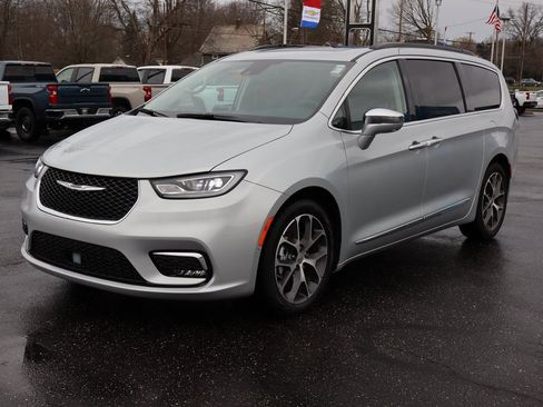 Used 2022 Chrysler Pacifica Limited image 40