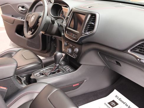 Used 2022 Jeep Cherokee Trailhawk AWD/4WD image 32
