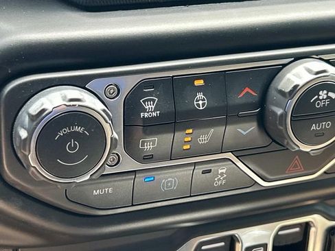 Used 2022 Jeep Wrangler Unlimited Sahara w/ Cold Weather Group AWD/4WD image 26