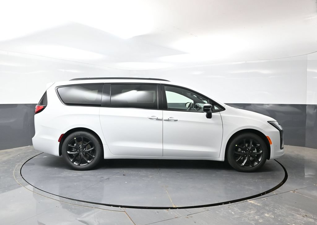 New 2027 Chrysler Pacifica Limited w/ Family Tech Group FWD image 2
