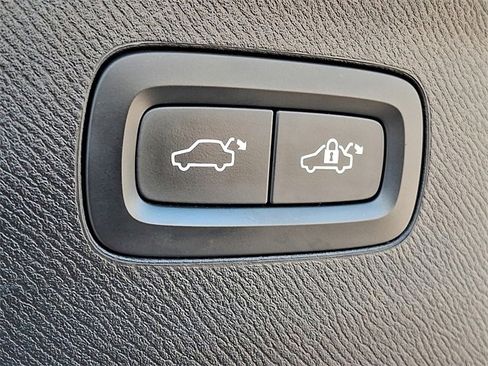 Used 2017 Volvo XC90 T6 Inscription w/ Vision Package image 24