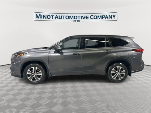 Used 2022 Toyota Highlander XLE AWD/4WD image 5