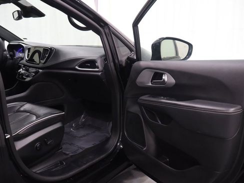 Used 2025 Chrysler Pacifica Limited FWD image 16