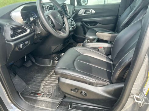 Used 2023 Chrysler Pacifica Touring-L w/ S Appearance Package image 4