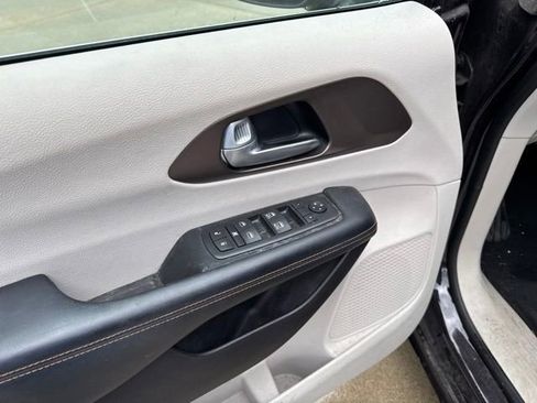 Used 2017 Chrysler Pacifica Touring-L FWD image 21