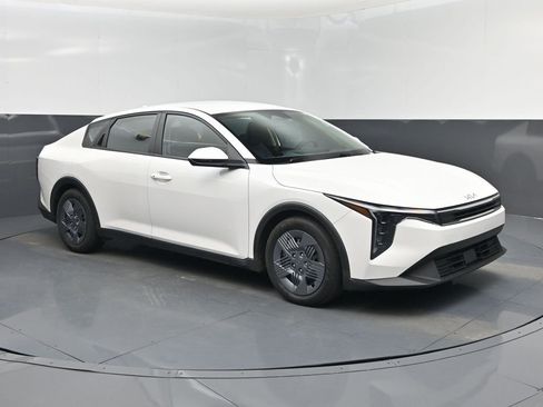 Certified 2025 Kia K4 FWD image 1