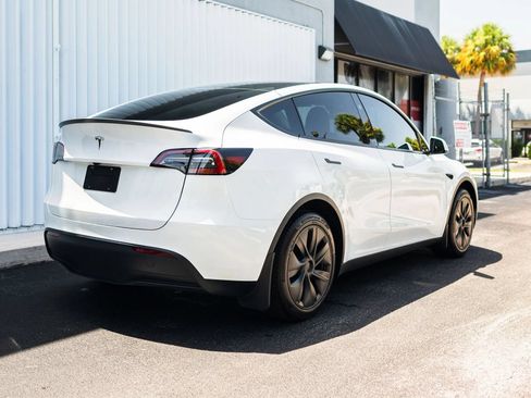 Used 2024 Tesla Model Y 2WD image 8