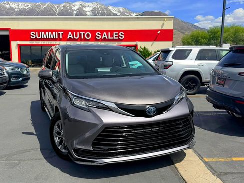 Used 2021 Toyota Sienna LE image 2