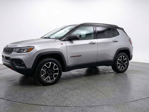 Used 2025 Jeep Compass Trailhawk AWD/4WD image 3