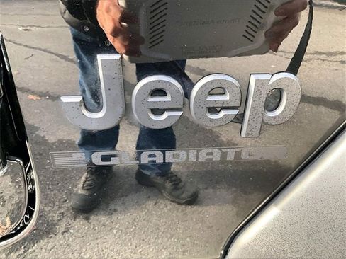 Used 2023 Jeep Gladiator Sport image 8