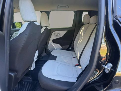 Used 2018 Jeep Renegade Latitude w/ Cold Weather Group AWD/4WD image 13