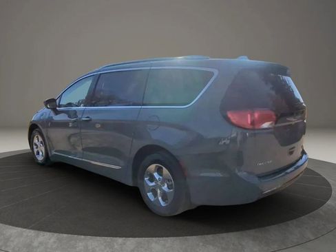 Used 2020 Chrysler Pacifica Touring-L FWD image 3