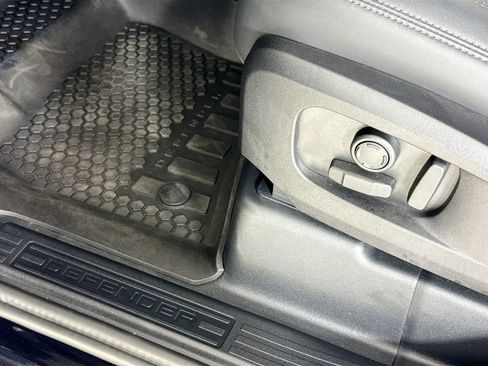 Used 2025 Land Rover Defender 110 X-Dynamic SE image 18