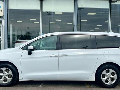 Used 2017 Chrysler Pacifica LX w/ Tire & Wheel Group FWD image 2