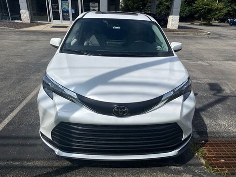 Certified 2026 Toyota Sienna XLE AWD/4WD image 1
