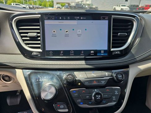 Used 2023 Chrysler Pacifica Touring-L FWD image 25