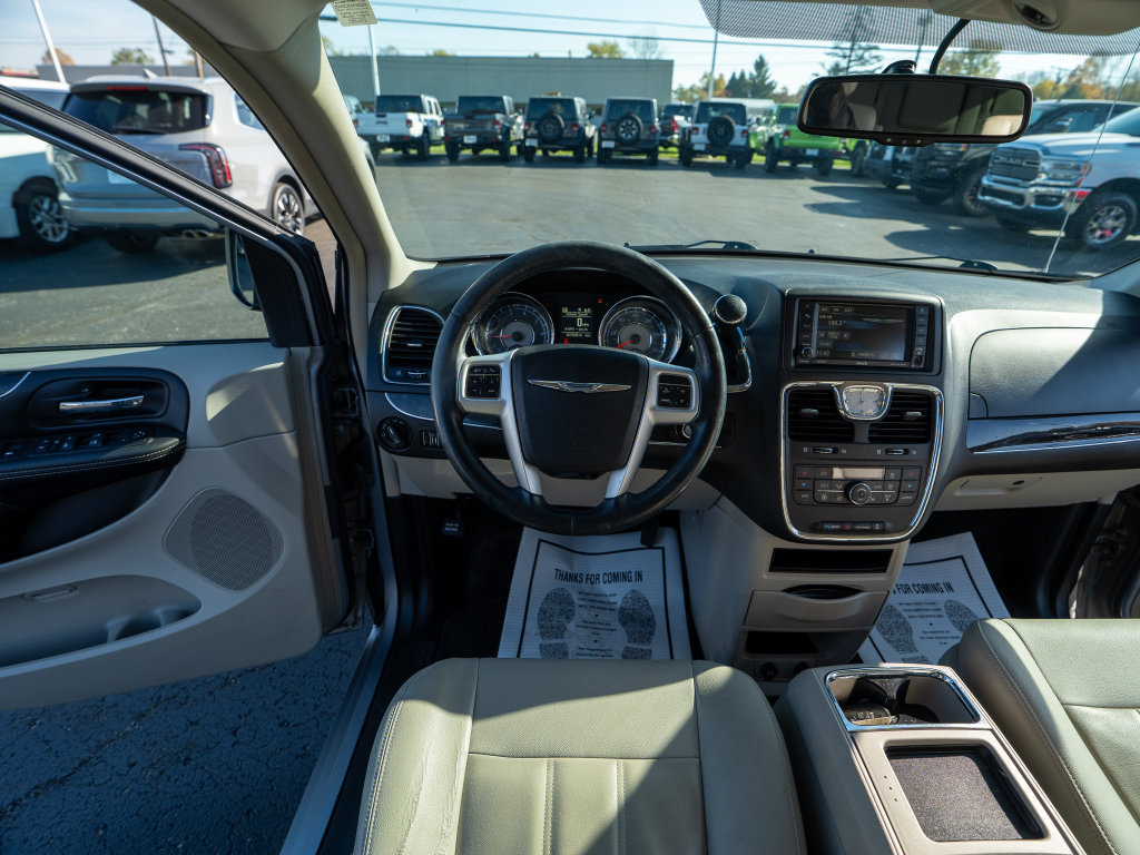 Used 2016 Chrysler Town & Country Touring w/ Driver Convenience Group FWD image 23
