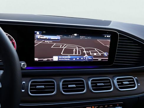 Used 2025 Mercedes-Benz GLS 450 4MATIC image 23