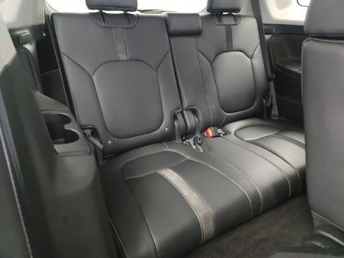 Used 2025 Honda Pilot Touring image 13