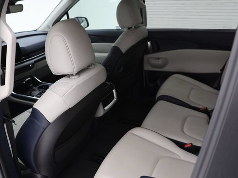Used 2025 Kia Carnival EX FWD image 11