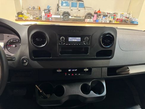 Used 2020 Mercedes-Benz Sprinter 2500 image 36