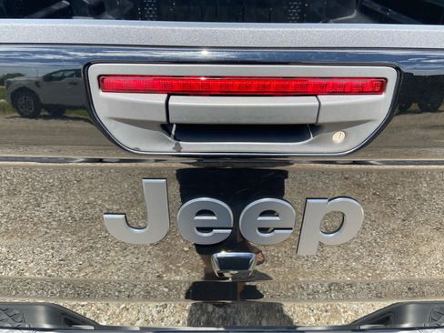 Used 2022 Jeep Gladiator Sport AWD/4WD image 6