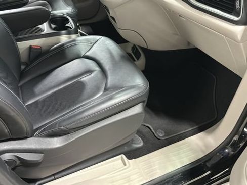 Used 2024 Chrysler Pacifica Touring-L FWD image 28