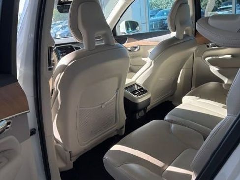 Used 2022 Volvo XC90 T5 Momentum image 7