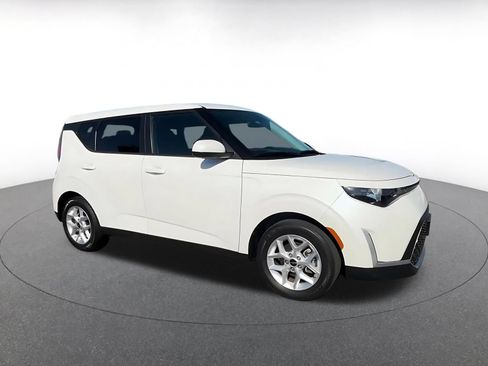 Used 2025 Kia Soul LX w/ LX Technology Package FWD image 2