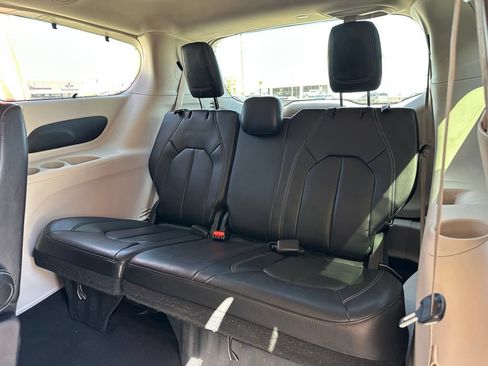 Used 2022 Chrysler Pacifica Touring-L FWD image 26