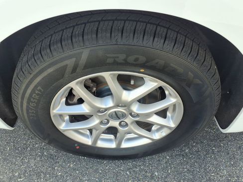 Used 2024 Chrysler Pacifica Touring-L FWD image 6