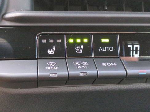 Used 2023 Toyota Crown Limited image 21