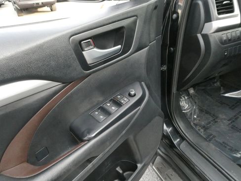 Used 2019 Toyota Highlander XLE image 16