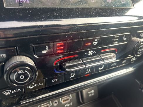 Used 2024 Jeep Grand Cherokee L Laredo image 11