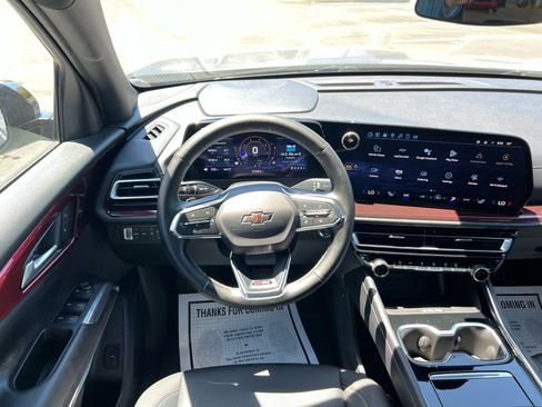 Used 2025 Chevrolet Traverse Z71 AWD/4WD image 2