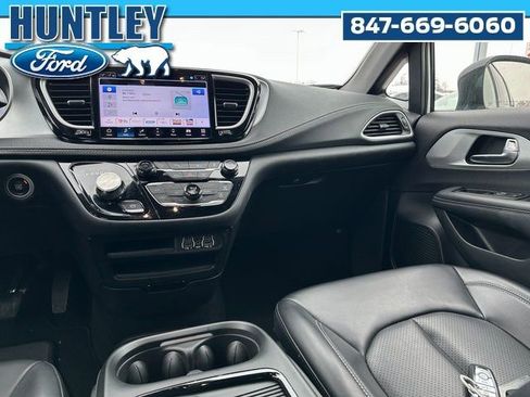 Used 2024 Chrysler Pacifica Select image 13