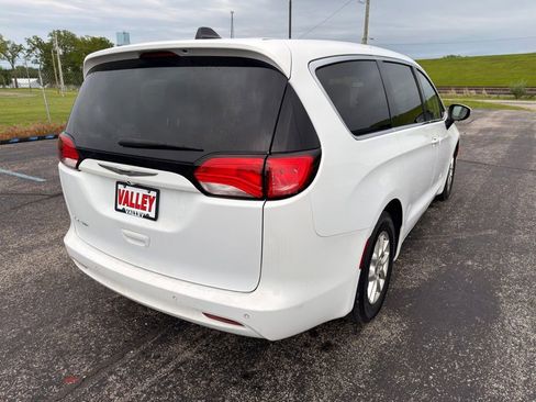 Used 2022 Chrysler Voyager LX FWD image 11