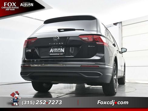 Used 2024 Volkswagen Tiguan SE w/ Panoramic Sunroof Package AWD/4WD image 24