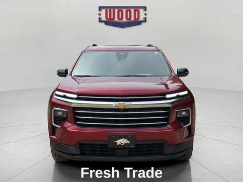 Used 2025 Chevrolet Traverse LT FWD image 2