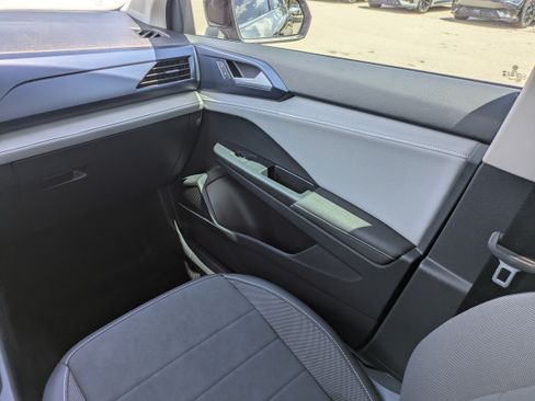 Used 2024 Volkswagen Taos SE w/ Panoramic Sunroof Package FWD image 17