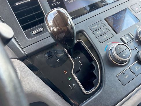 Used 2020 Toyota Sienna XLE FWD image 16