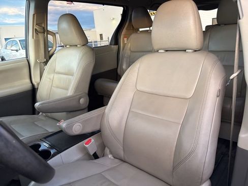 Used 2015 Toyota Sienna AWD image 16