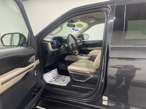 Used 2023 Ford Expedition Max XLT image 9