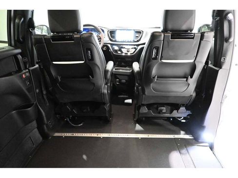 Used 2024 Chrysler Pacifica Touring-L w/ Uconnect Theater Family Group image 20