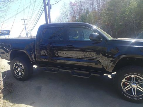 Used 2022 Toyota Tacoma SR5 AWD/4WD image 8